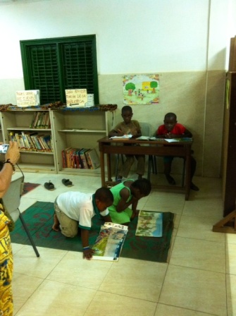 Biblioteca infantil en Campo Yaundé